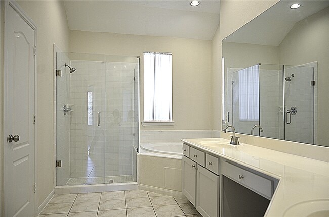 Building Photo - 218 Heathbrook Ln