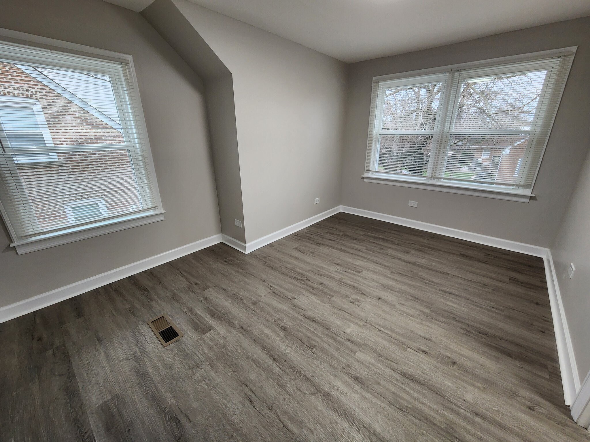 Building Photo - 14124 Manor Ave