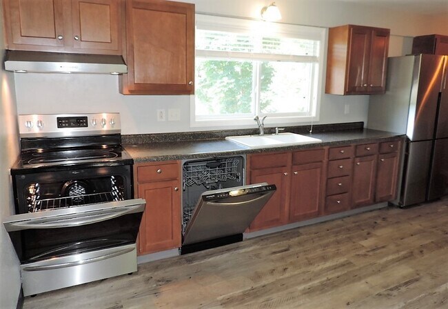 Building Photo - $1,400 | 3 Bedroom, 1 Bathroom Top Floor D...