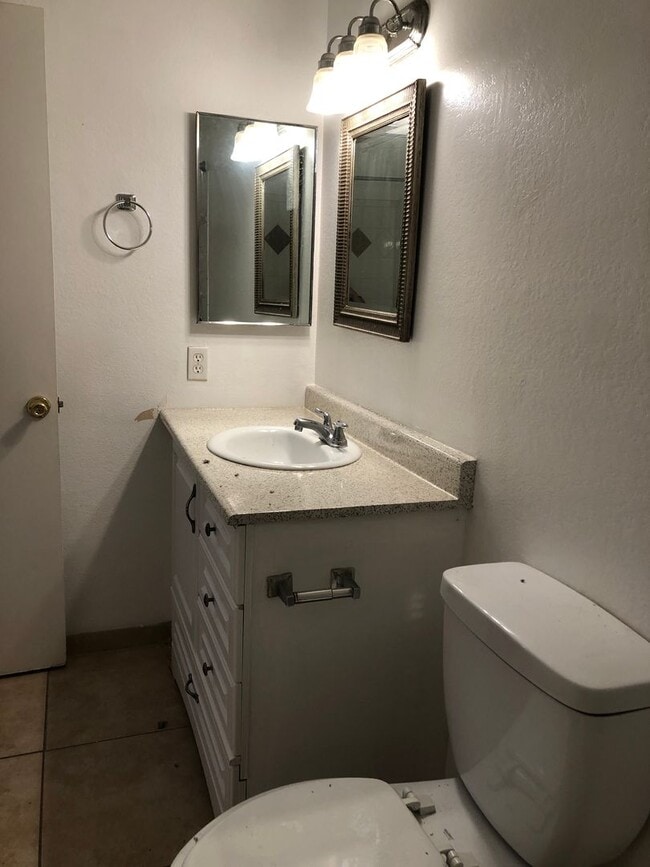 Building Photo - Santa Ana townhome style.  2 bed, 1 1/2 ba...