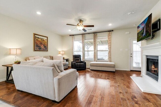 Building Photo - 5601 Fremont Dr