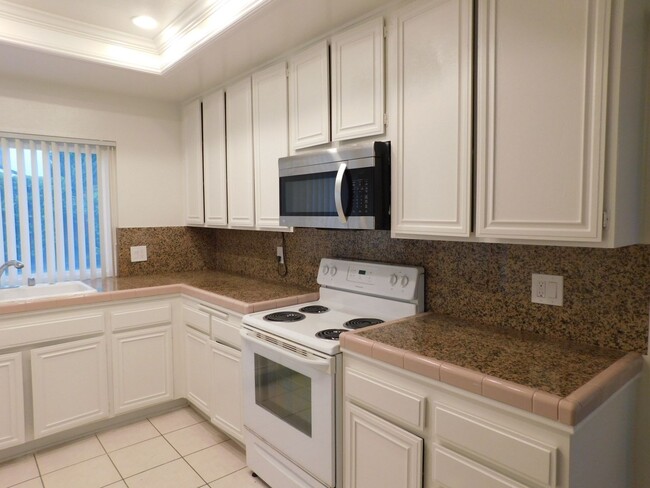 Building Photo - Spacious One Story 3-bedroom, 2-bathroom H...