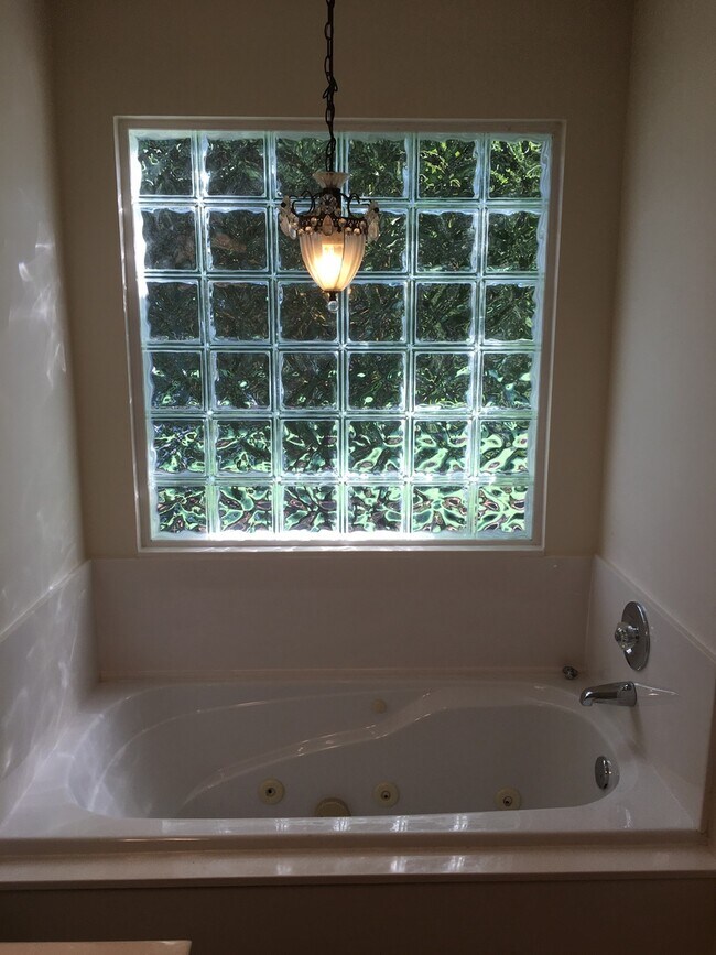 Building Photo - BEAUTIFUL HOME IN GREAT LOCATION!