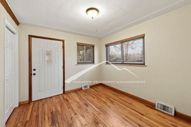 Building Photo - Beautiful Home with Washer/Dryer and Fenced Yard