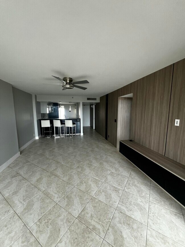 Building Photo - 17 Royal Palm Way