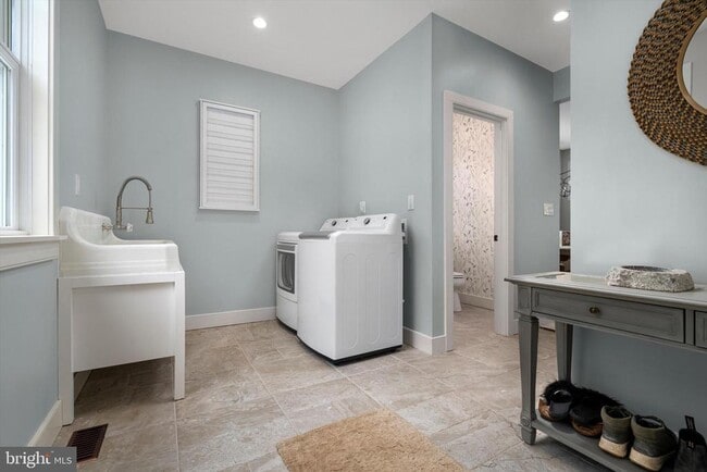 Building Photo - 3741 River Rd