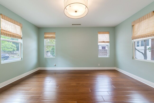 Building Photo - 935 Heron Cir