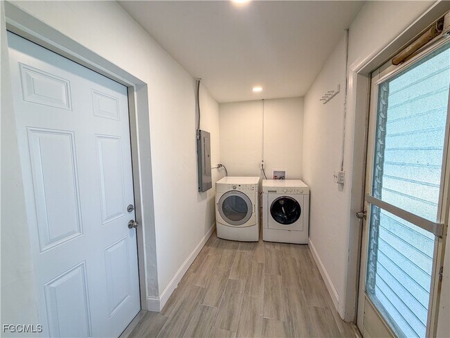 Building Photo - 348 Crestwood Ave