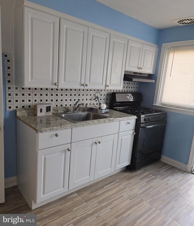 Building Photo - 7801 Hillsway Ave