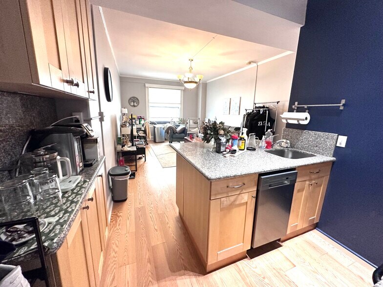 Primary Photo - 21 Beacon St