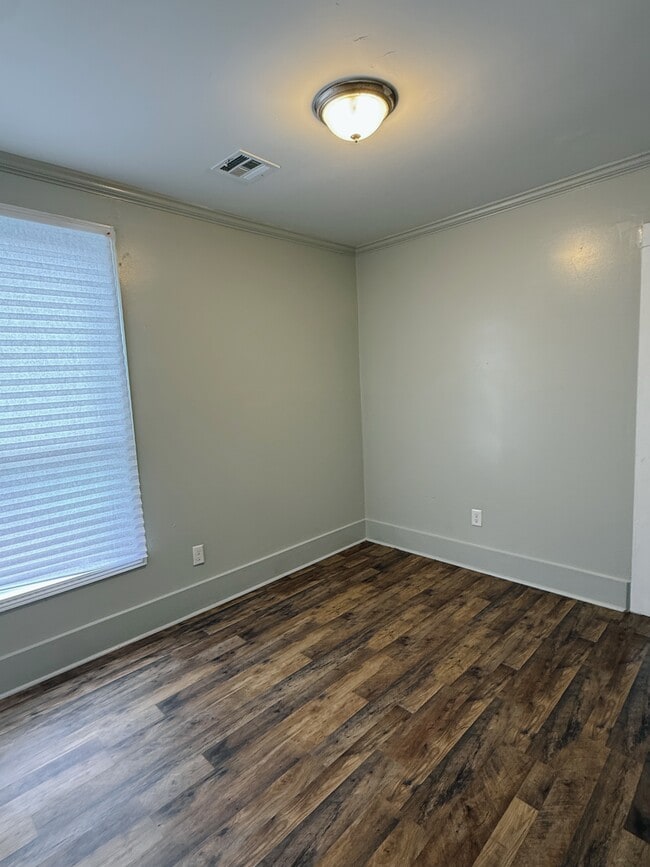 Building Photo - 1002 E Simcoe St