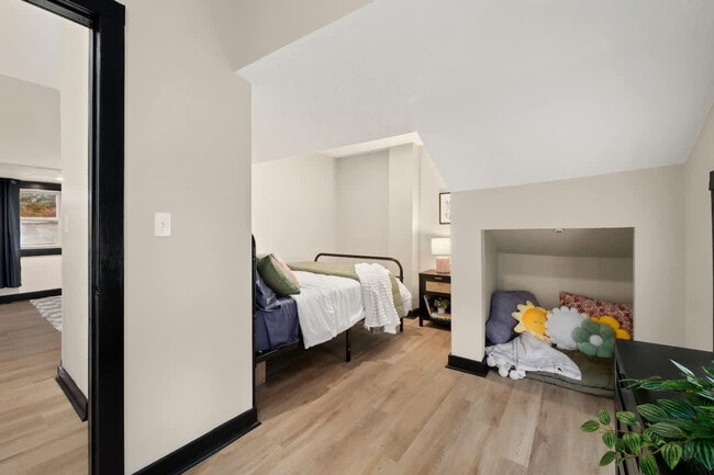 Building Photo - 303 E Washington St