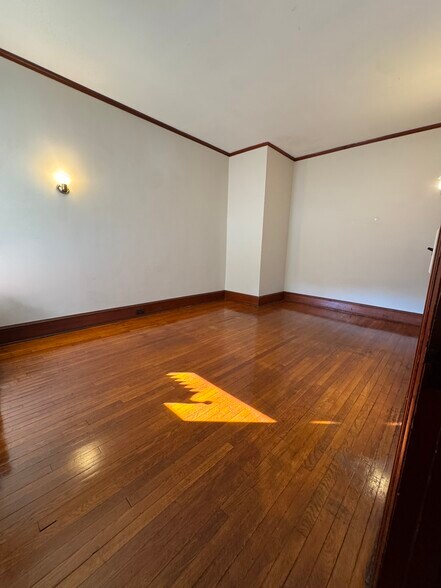 Building Photo - 3 E Chestnut St