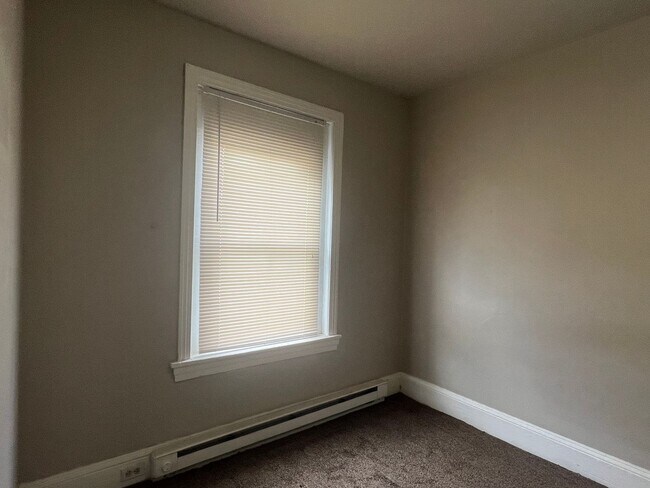 Building Photo - 519 E 9th St