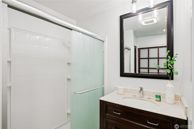 Building Photo - Spacious 2-Bedroom Ground Floor Condo with Private Yard in Kirkland