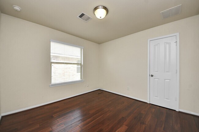 Building Photo - 13918 Goodridge Dr