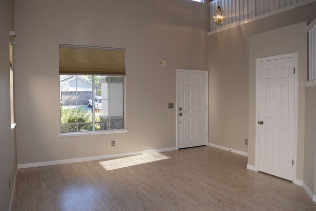 Building Photo - 1608 Poppy Cir