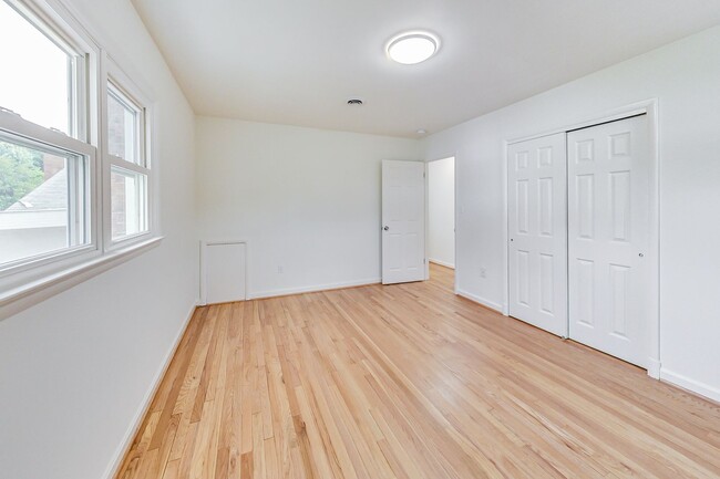 Building Photo - 5 Bed / 3 Bath / deep lot/ 2 driveways and...