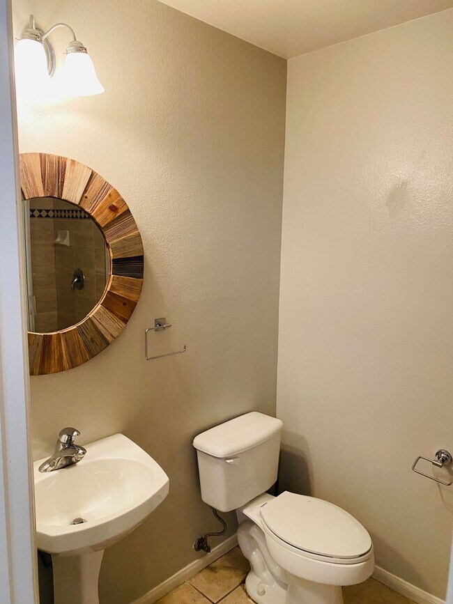 Building Photo - Spacious Encinitas home with open layout, upgraded kitchen, and private backyard