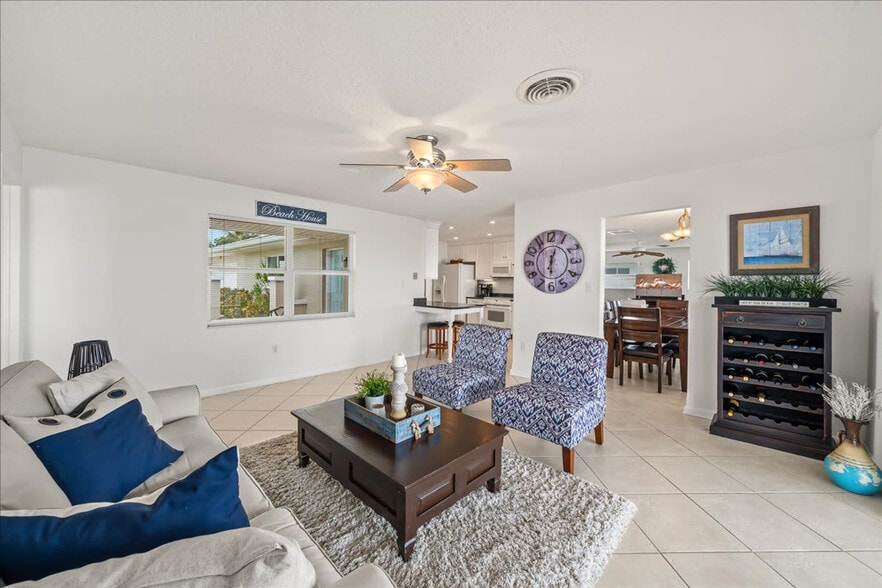 Building Photo - 17 Country Club Rd