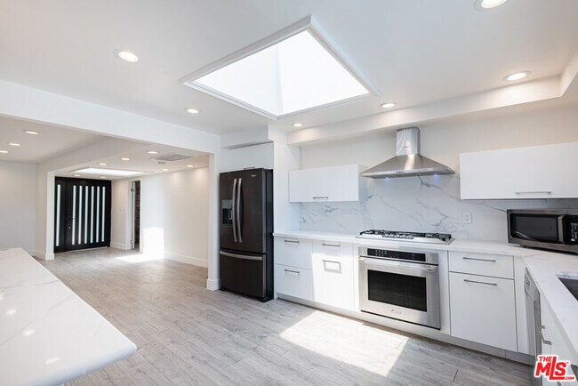 Building Photo - 3650 Sapphire Dr