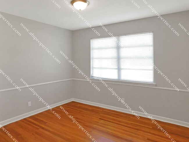 Building Photo - 3520 Royal Crest Dr