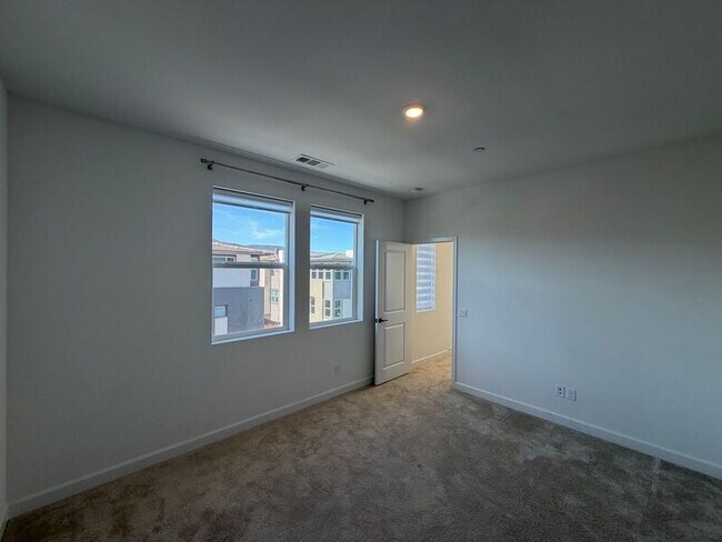 Building Photo - 308 Triangular Rd