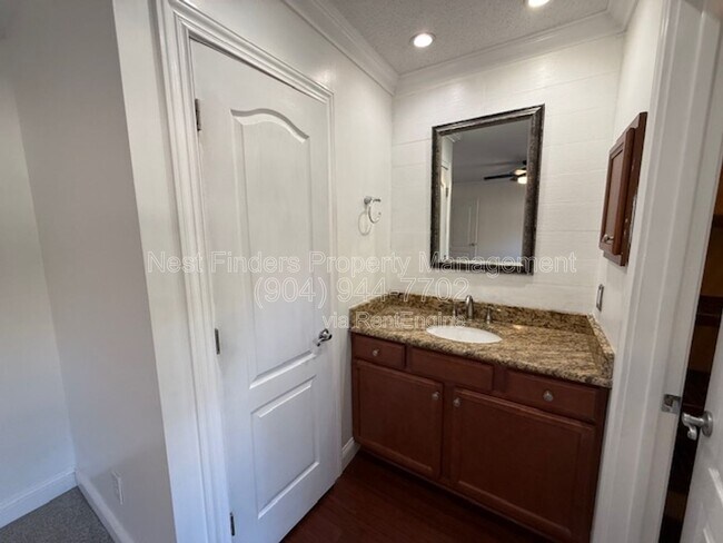 Building Photo - 12947 Tree Wy Ct N