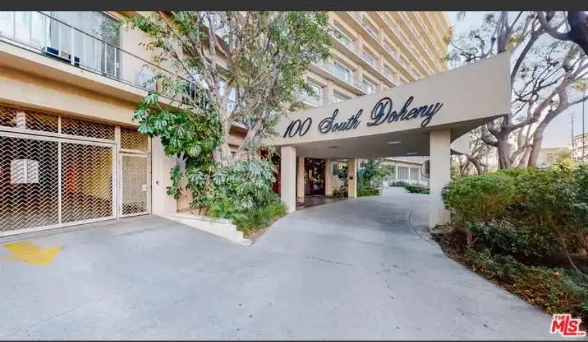 Building Photo - 100 S Doheny Dr