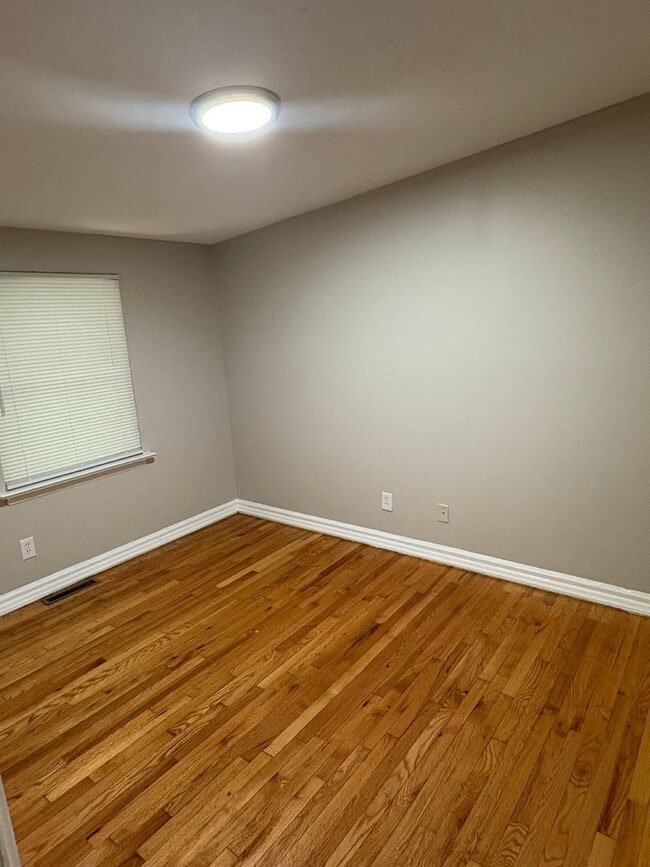 Building Photo - Spacious 2bedroom Townhome