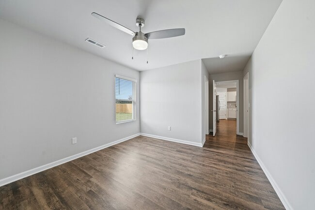Building Photo - 209 Clear Creek Dr