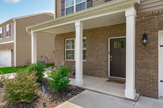 Building Photo - Stunning 5 Bedroom Home with a Fully Fenced In Yard!