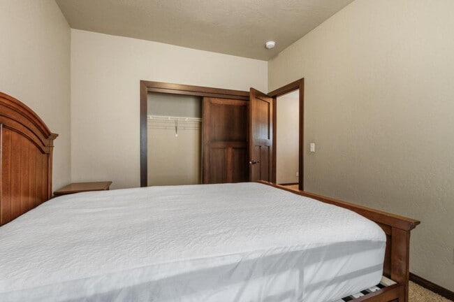 Building Photo - 6683 N Madellaine Dr