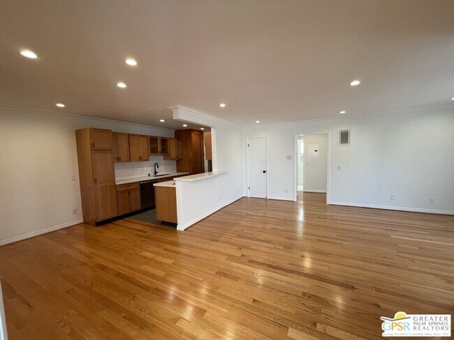 Primary Photo - 1104 Masselin Ave