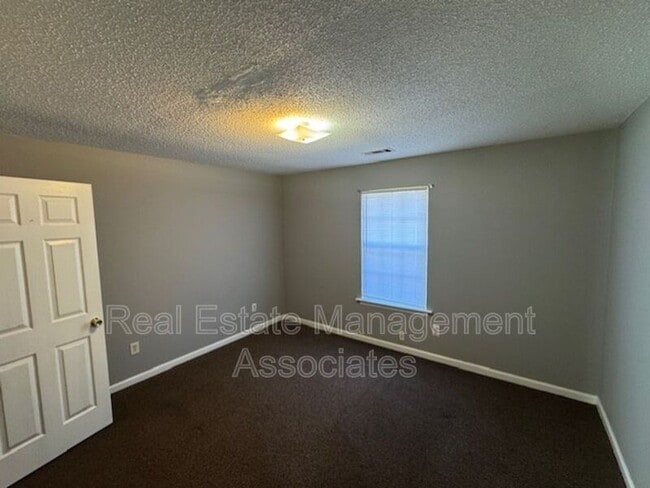 Building Photo - 424 N 8th St