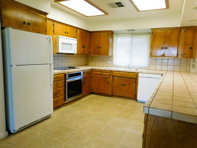 Building Photo - 9214 E Belmont Ave