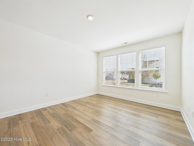 Building Photo - 458 Channel Drop Dr