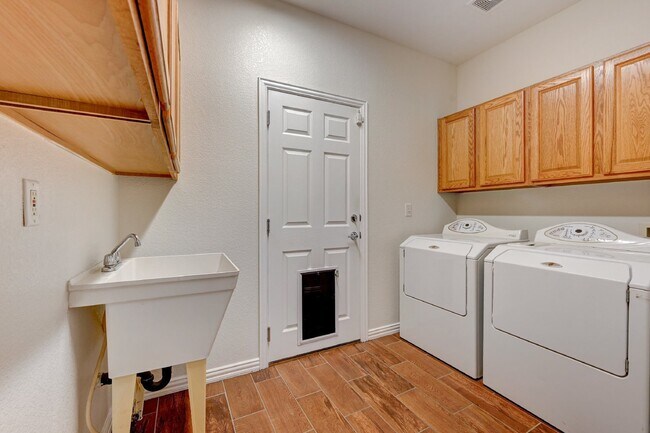 Building Photo - $3,895.00 - 5 Bedrooms, 4 Bathrooms, Single Family Home in Highlands Ranch with Fenced Yard!