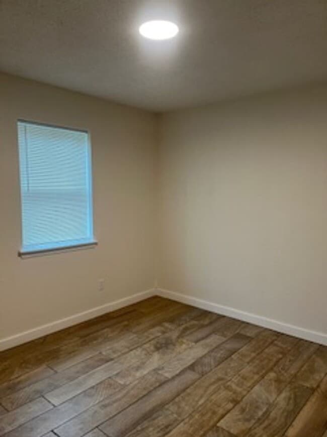 Building Photo - Newly updated with Fresh Paint/Flooring and Appliances