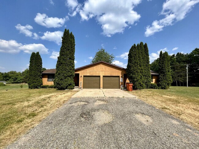 Building Photo - Wabasis 8590-8592