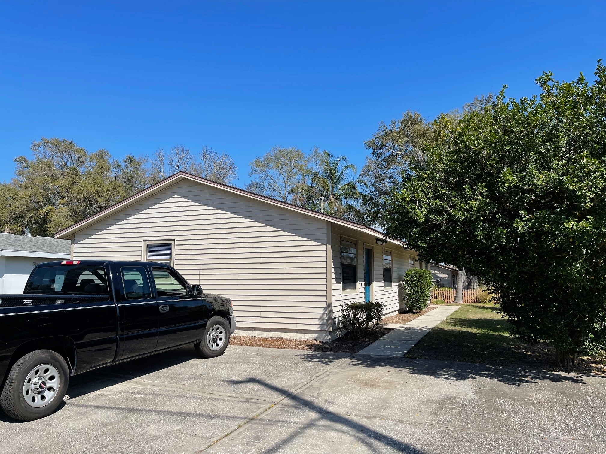off street parking for 4 cars - 2901 Bay View Dr