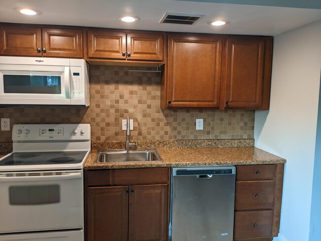 Building Photo - 3569 Kenbrooke Ct