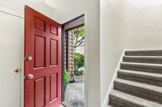 Building Photo - Great 1bed 1bath Location in Kirkland! Next to Village at Totem Lake Mall