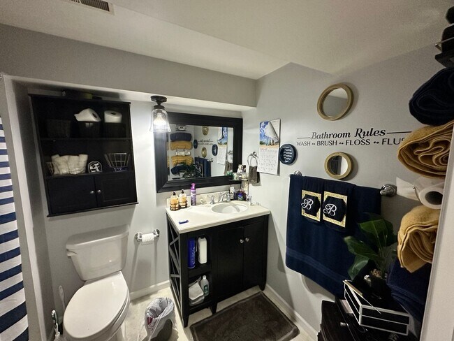 Building Photo - 3 bedroom, 2 Full Bathroom Single Family H...