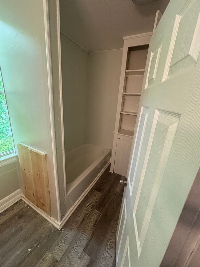 Building Photo - Section 8 Accepted - Spacious 4br/2ba Home