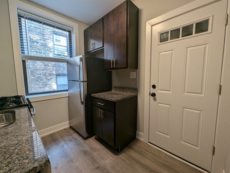 Building Photo - 711 W Brompton Ave