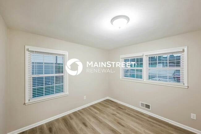 Building Photo - 5 Bedroom Pet-Friendly Home in Tarrant, AL with Main Street Renewal