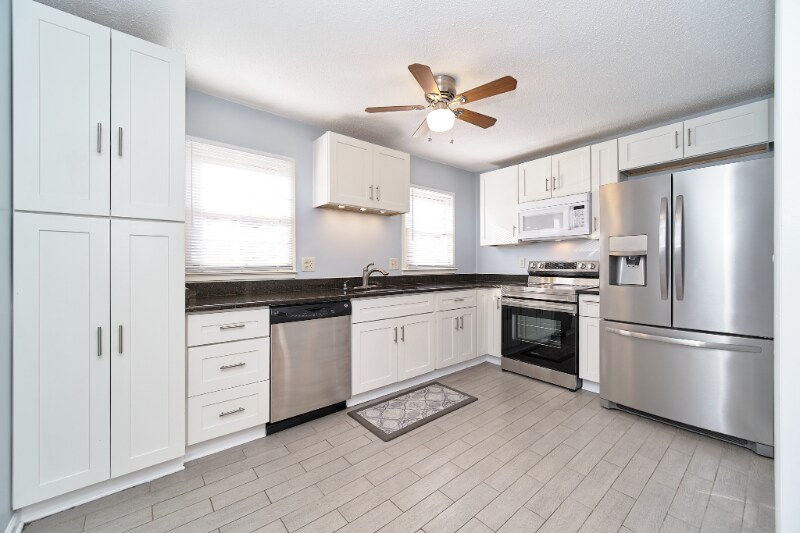 Building Photo - 3221 Regents Park Ln