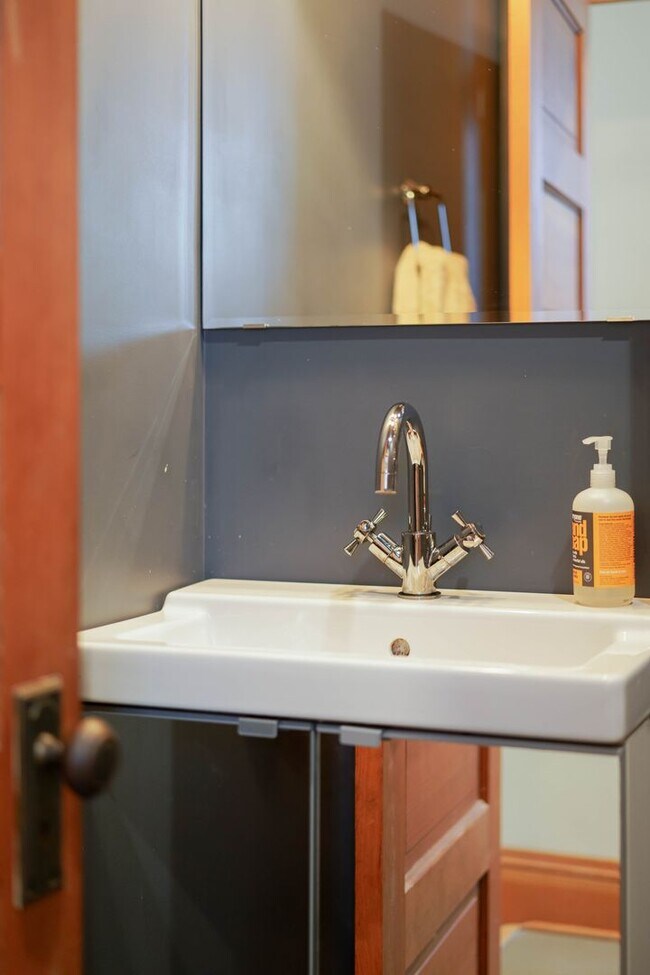 Building Photo - R0441