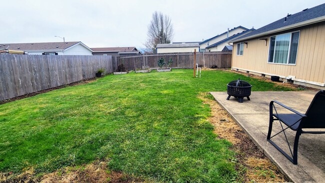 Building Photo - Updated 3 Bedroom Home Located in SW Lebanon
